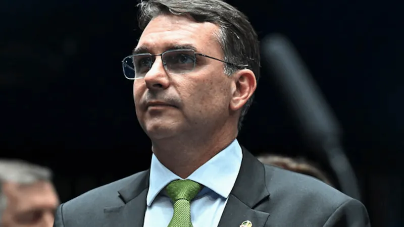 Flávio Bolsonaro reúne líderes do PL, Progressistas e União Brasil para discutir futuro de sua pré-candidatura à Presidência
