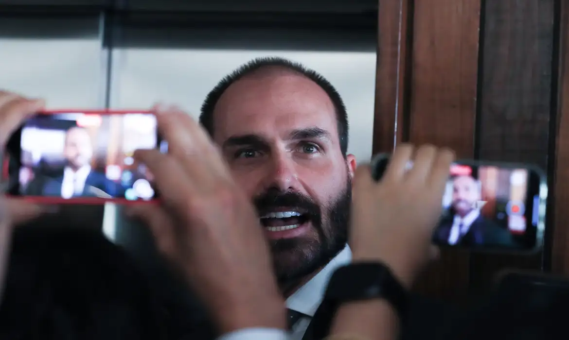 Eduardo Bolsonaro é notificado sobre processo de perda do mandato