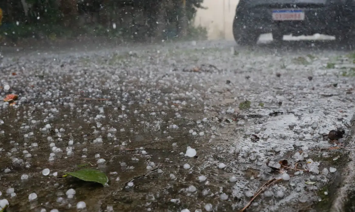 Paraná pode sofrer  chuva, vento e possibilidade de queda de granizo após avanço de instabilidade vinda do Paraguai