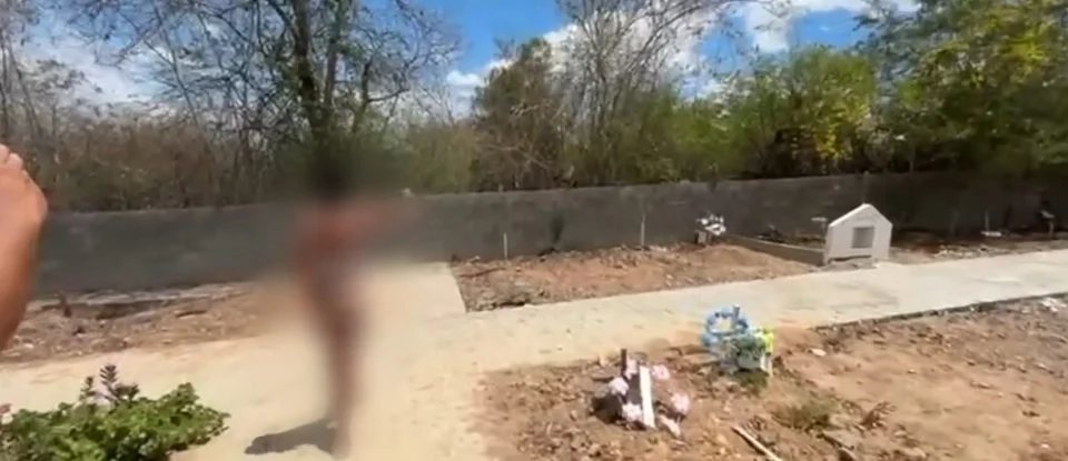 Mulher é enterrada viva em cemitério após encontro com coveiro