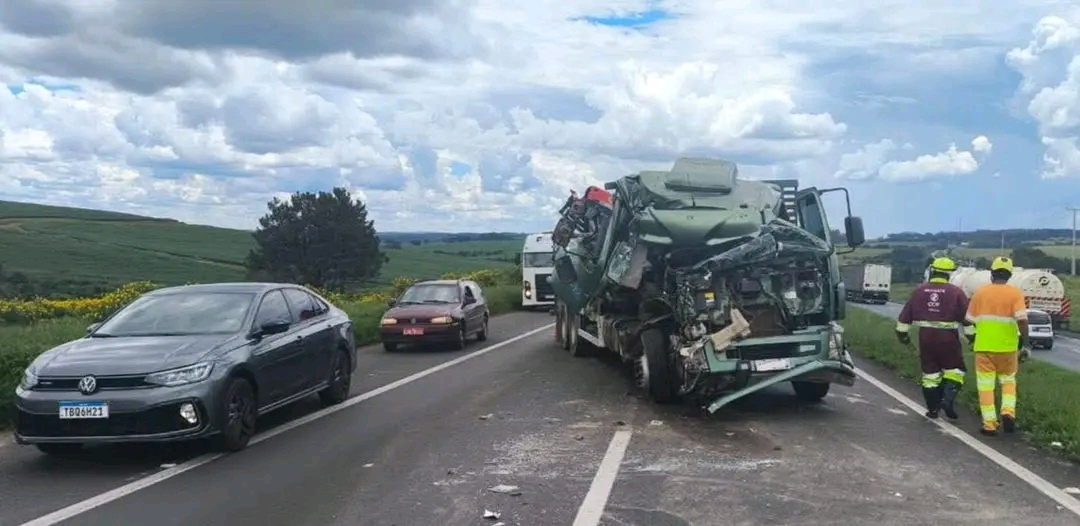 Motorista fica ferido após colisão entre caminhões na BR-376
