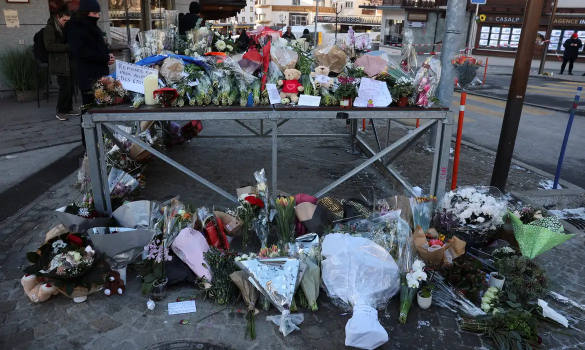 Suíços enfrentam dolorosa tarefa de identificar 40 vítimas mortas do incêndio em festa do Ano Novo 