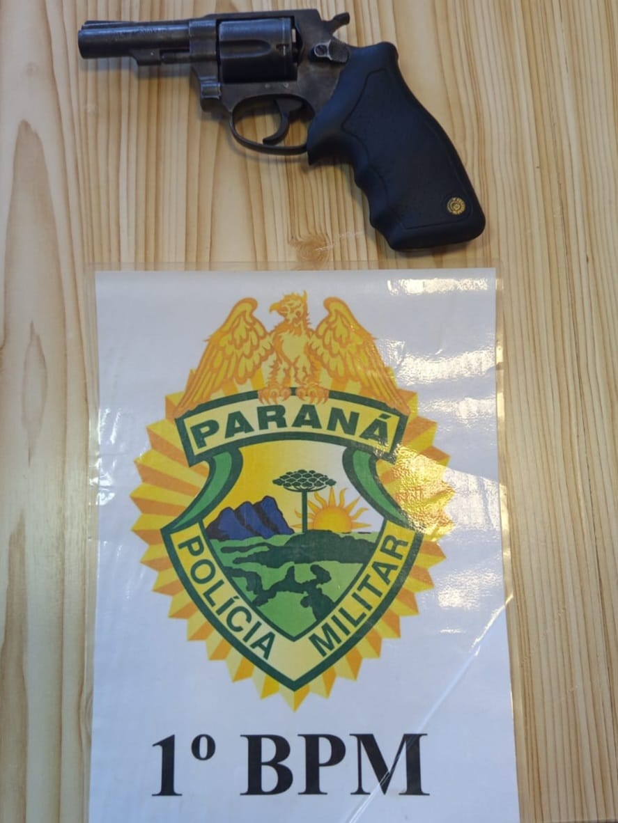 PM APREENDE ARMA DE FOGO E DETÉM DOIS HOMENS