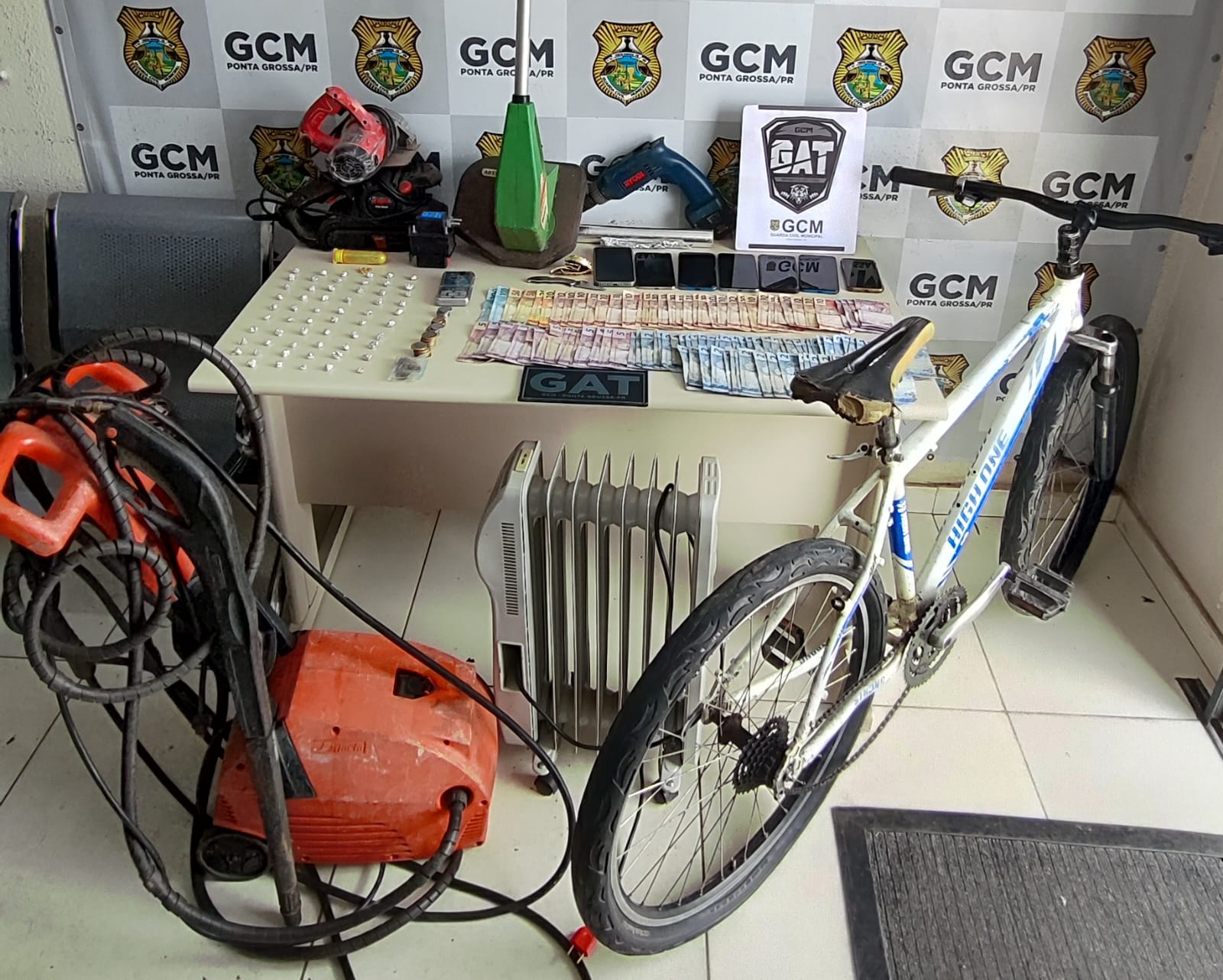 Ação da GCM resulta na prisão de três pessoas e na apreensão de drogas em PG