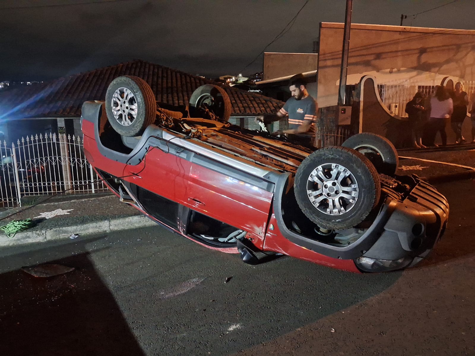 Motorista causa acidente e foge do local; colisão seguida de capotamento ocorreu no bairro Oficinas