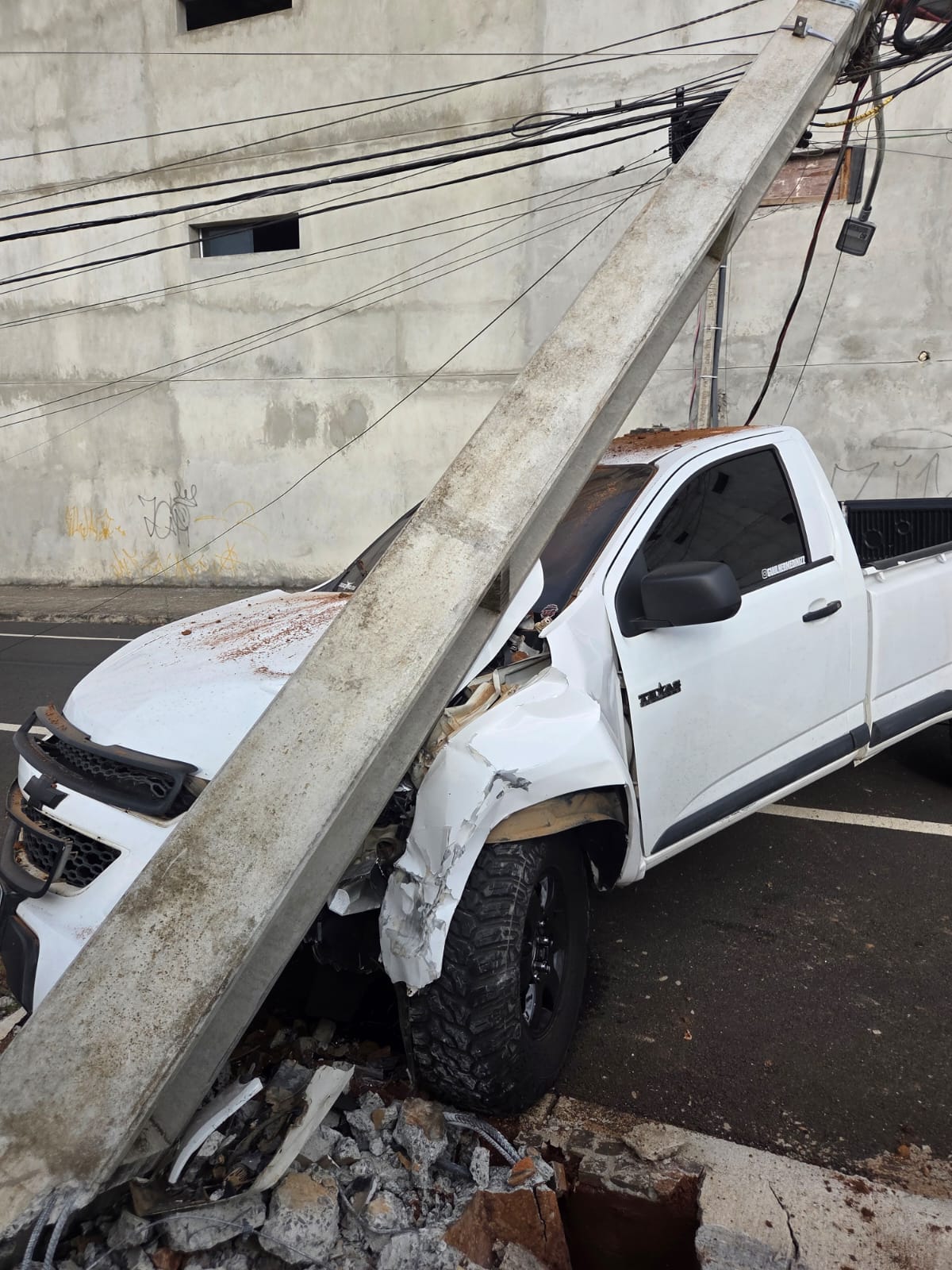 Motorista colide contra poste no bairro Oficinas, em PG