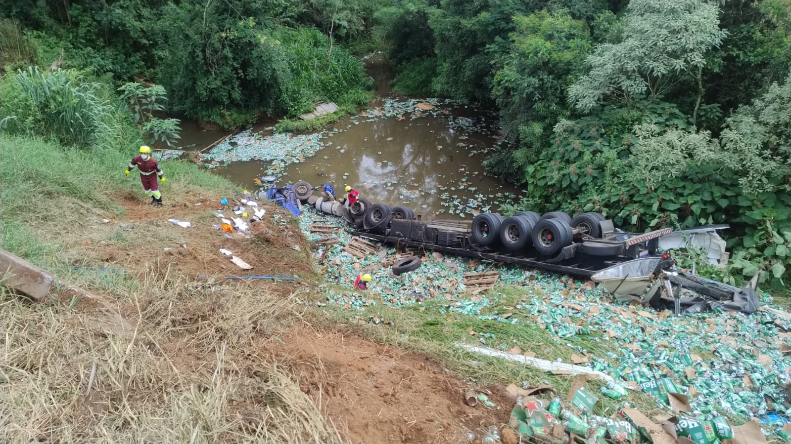 Motorista de caminhão ponta-grossense morre em tombamento na BR-376