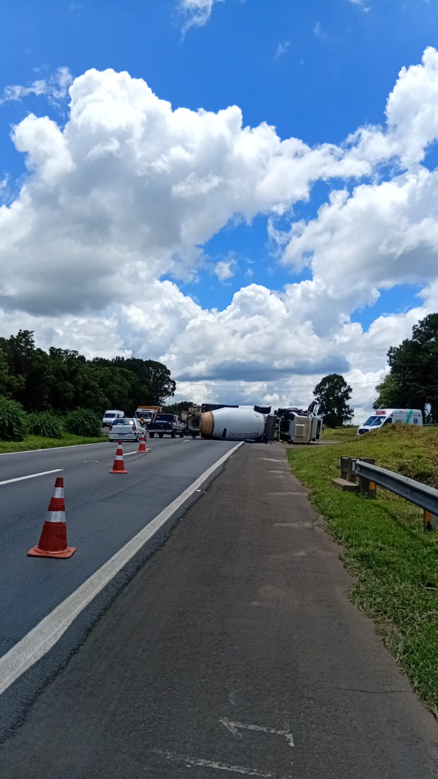 Caminhão tomba na PR-151, no trecho entre Ponta Grossa e Carambeí; motorista teve ferimentos leves