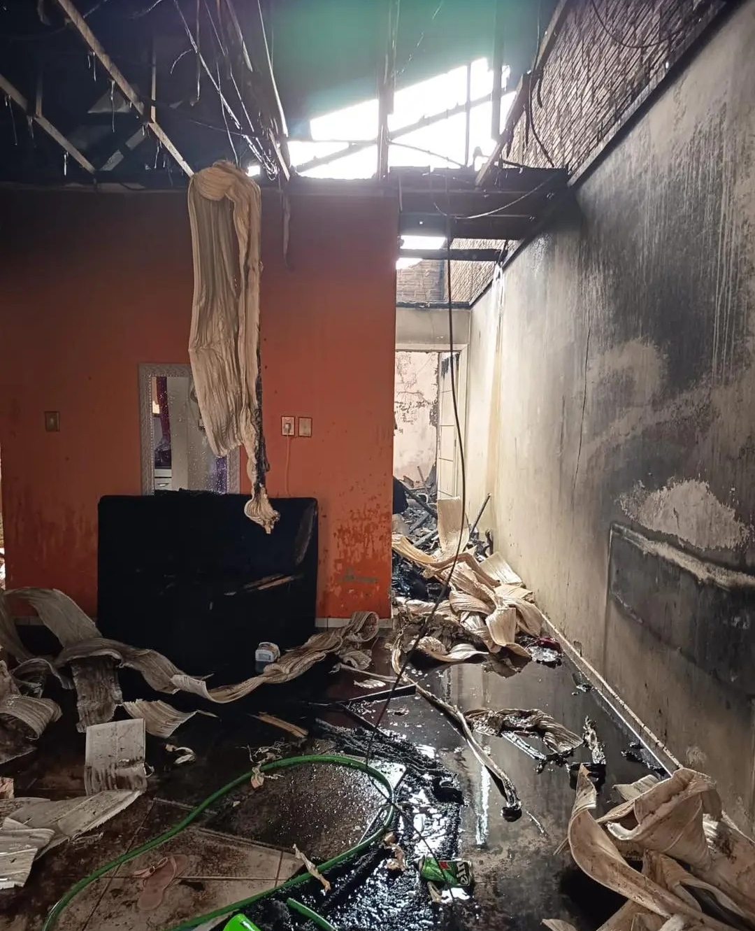 Homem flagra namorada traindo e esfaqueia amante e coloca fogo em residência