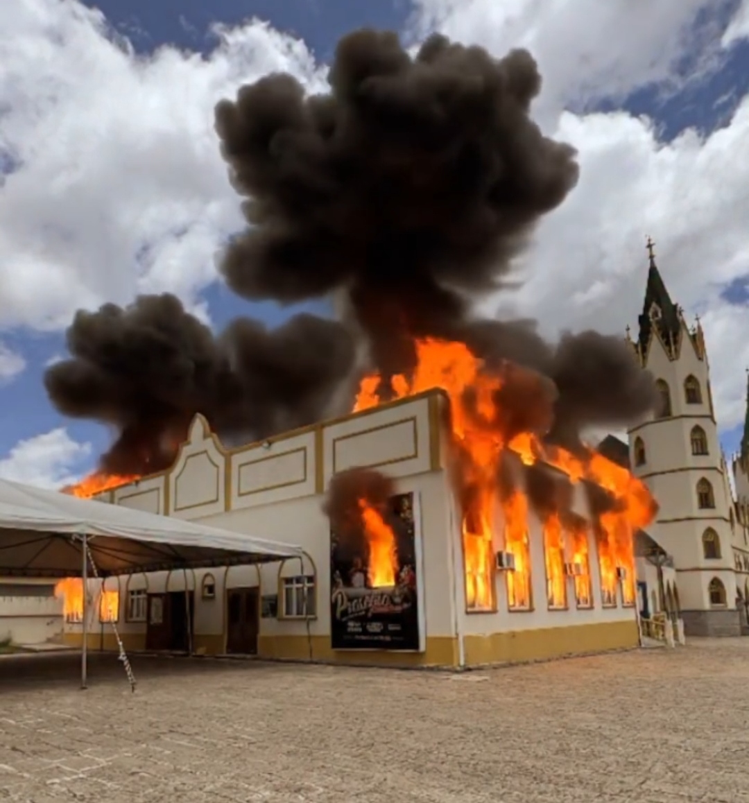 Rede social do Arautos do Evangelho publica vídeo de IA com igreja em chamas e gera pânico em PG