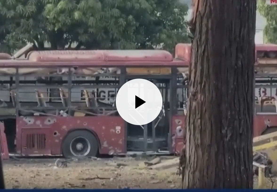 VÍDEO: Veículos de civis ficam em chamas após ataque dos EUA contra Venezuela; veja