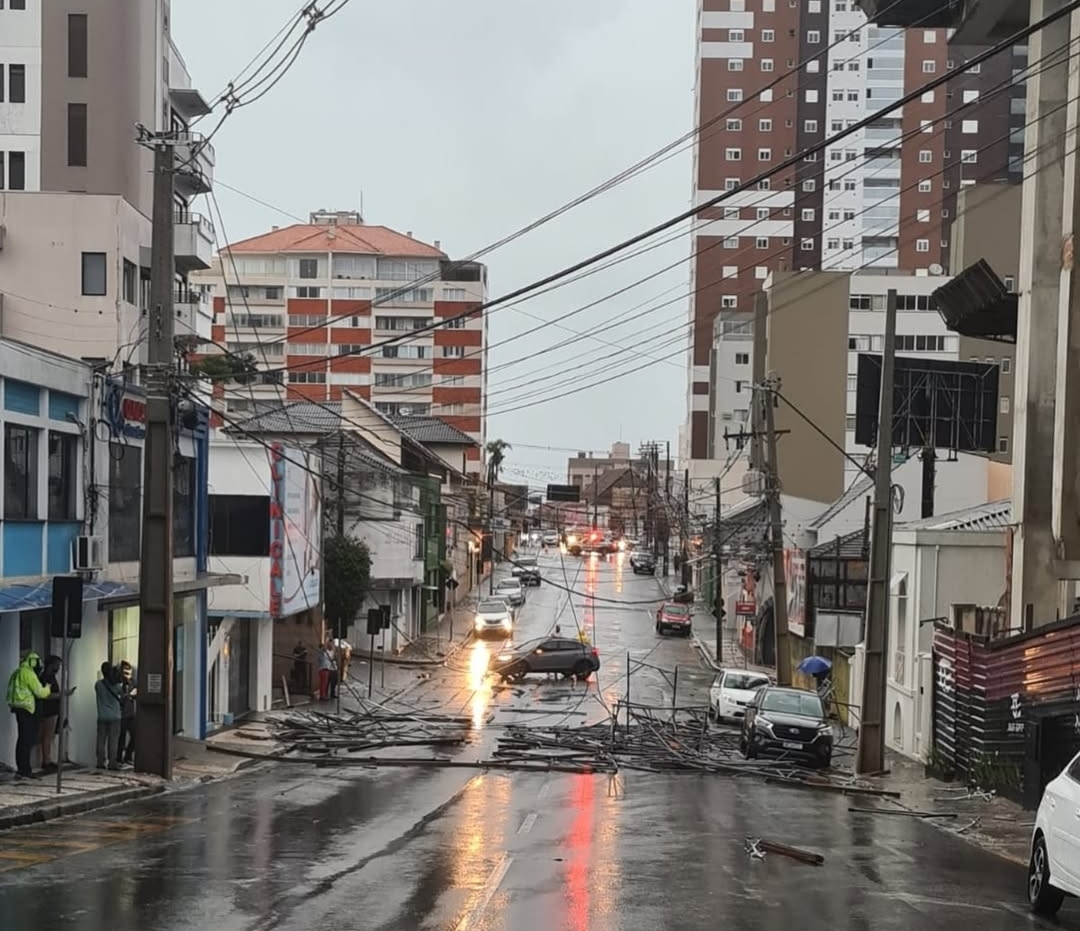 Ferragens de estrutura de prédio em construção cai em rede elétrica no Centro de PG