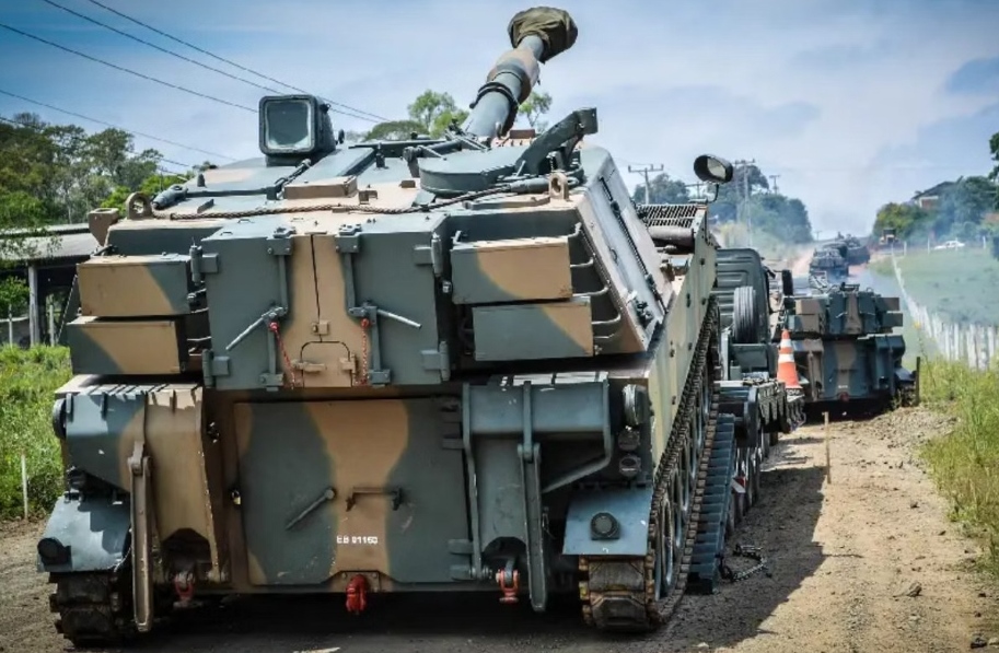 Brasil faz doação quatro aeronaves e equipamentos militares ao Uruguai e Paraguai