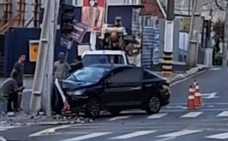 Motorista dorme no volante e colide contra poste em PG