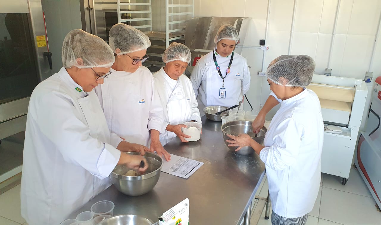 Cursos gratuitos de confeitaria e alimentação estão com vagas abertas e aulas iniciam na próxima segunda (12)