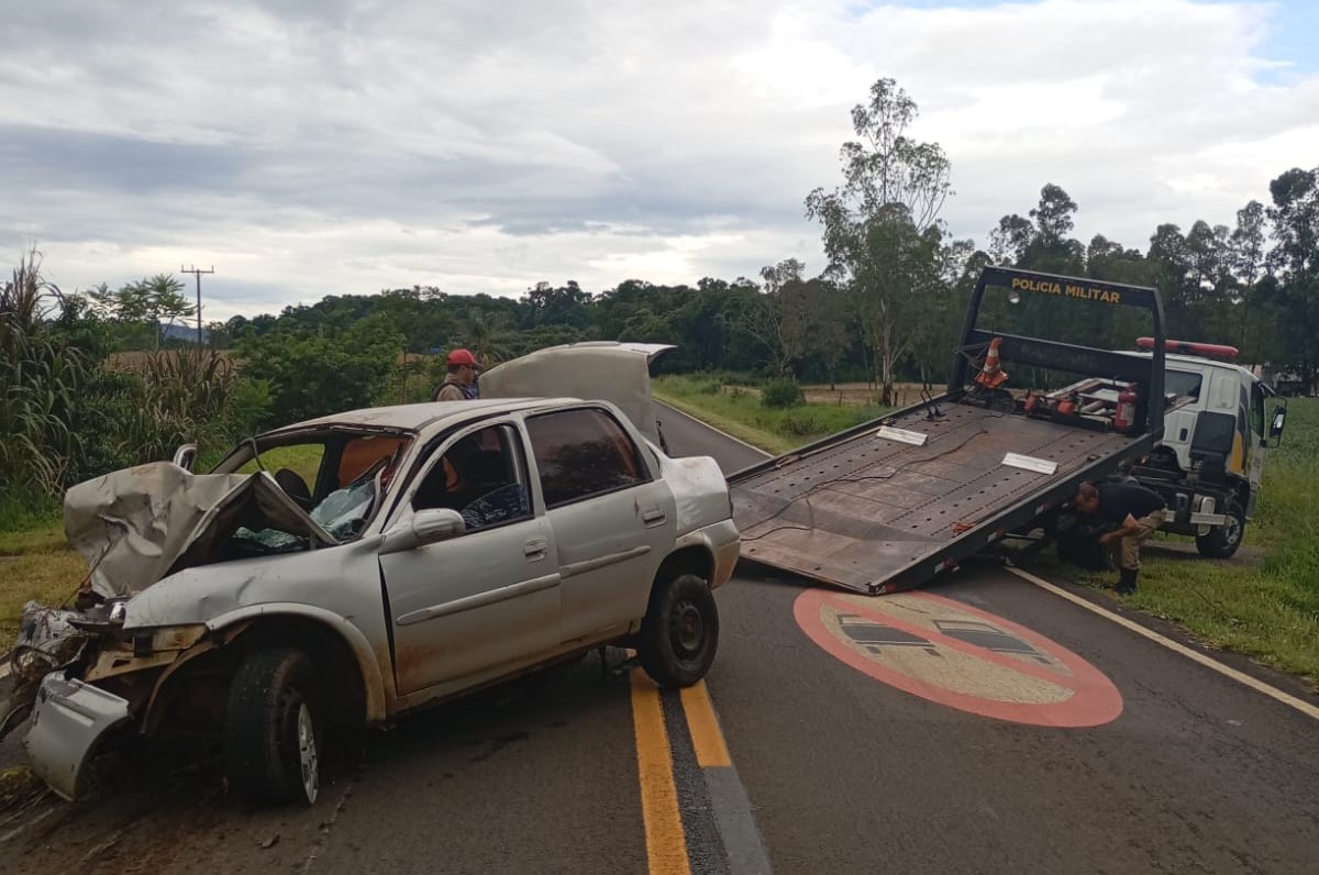 Três pessoas ficam feridas após veículo atingir árvore em rodovia da região