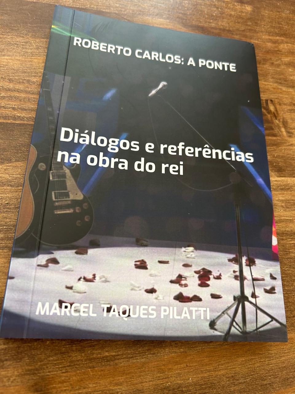 Livro escrito por ponta-grossense analisa obra de Roberto Carlos e destaca diálogos culturais na MPB