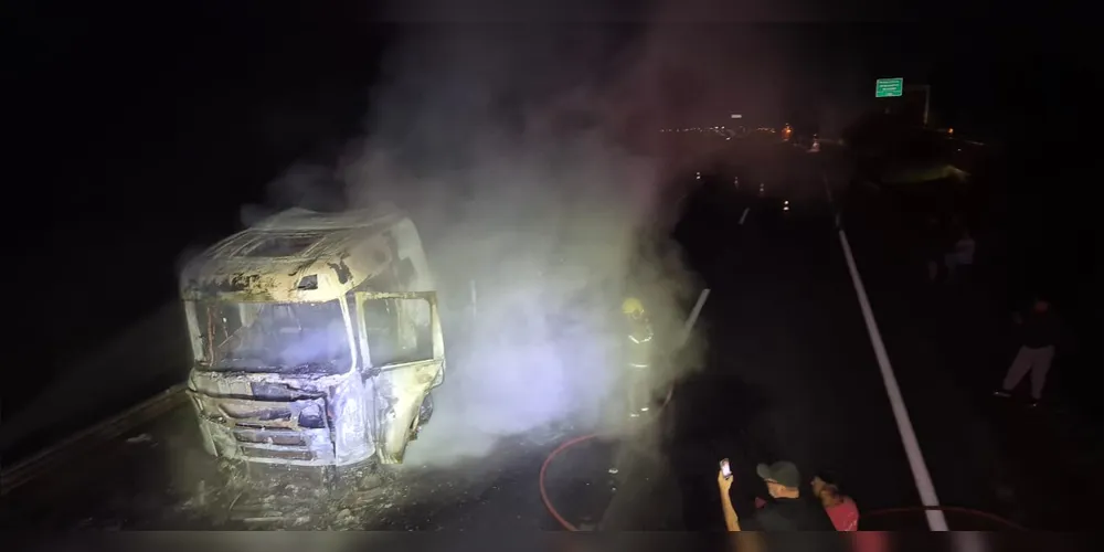 Caminhão pega fogo na PR-151, em PG