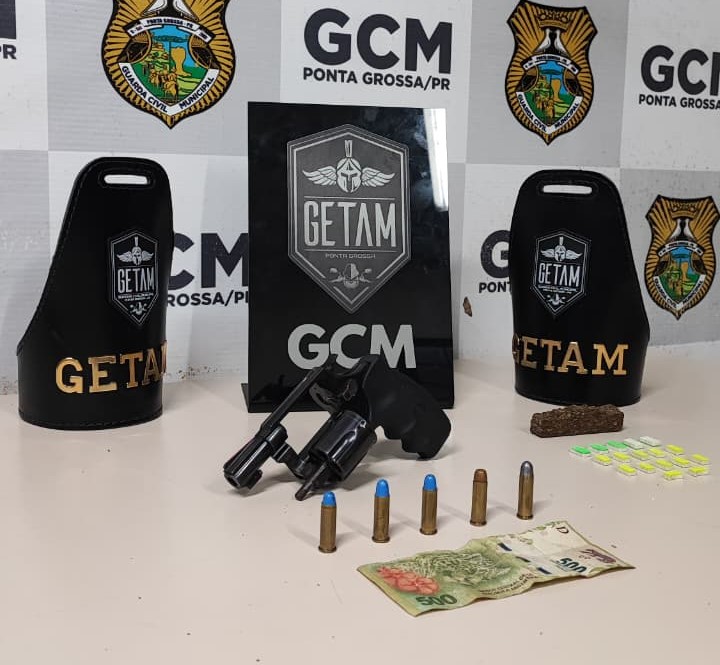 Fuga de motociclista termina em prisão por porte ilegal de arma e drogas na Ronda, em Ponta Grossa