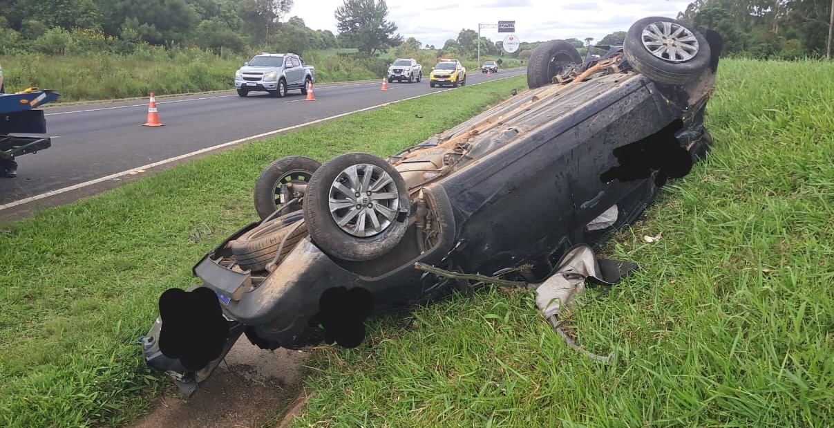 Caminhonete com placas de PG capota e deixa dois feridos na PR-151