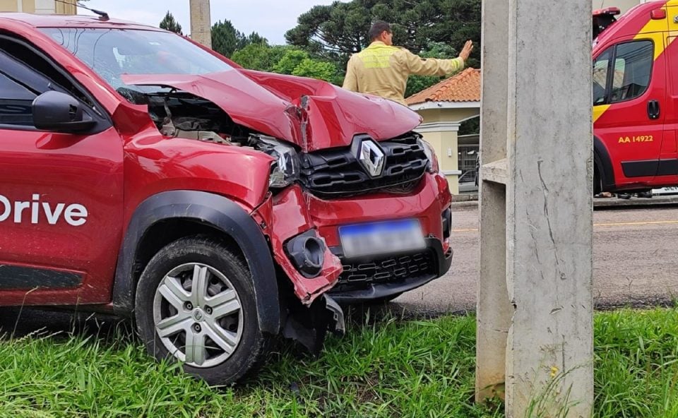 Motorista passa mal enquanto dirigia e bate contra poste em Ponta Grossa