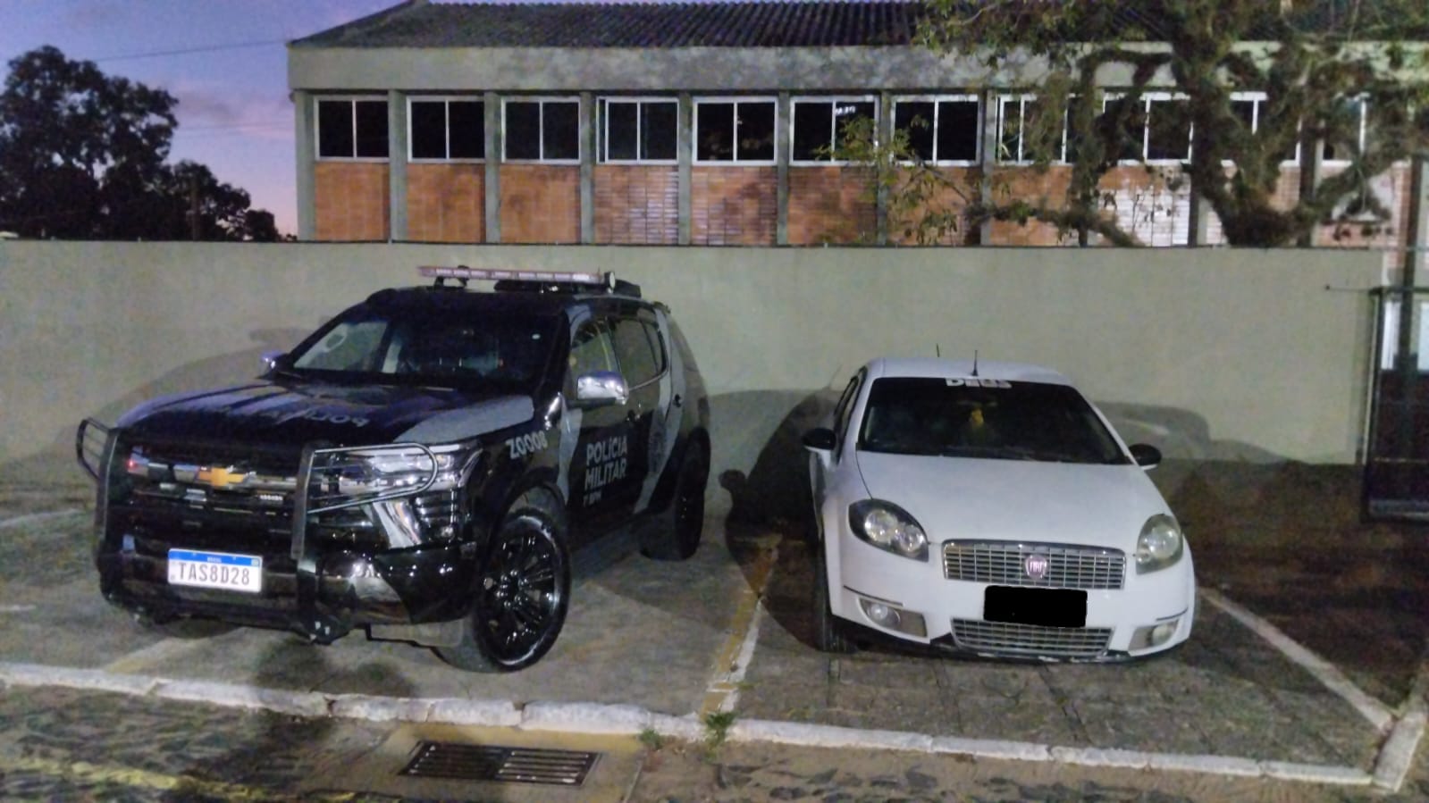 PM RECUPERA VEÍCULO ROUBADO E PRENDE OS SUSPEITOS EM PONTA GROSSA