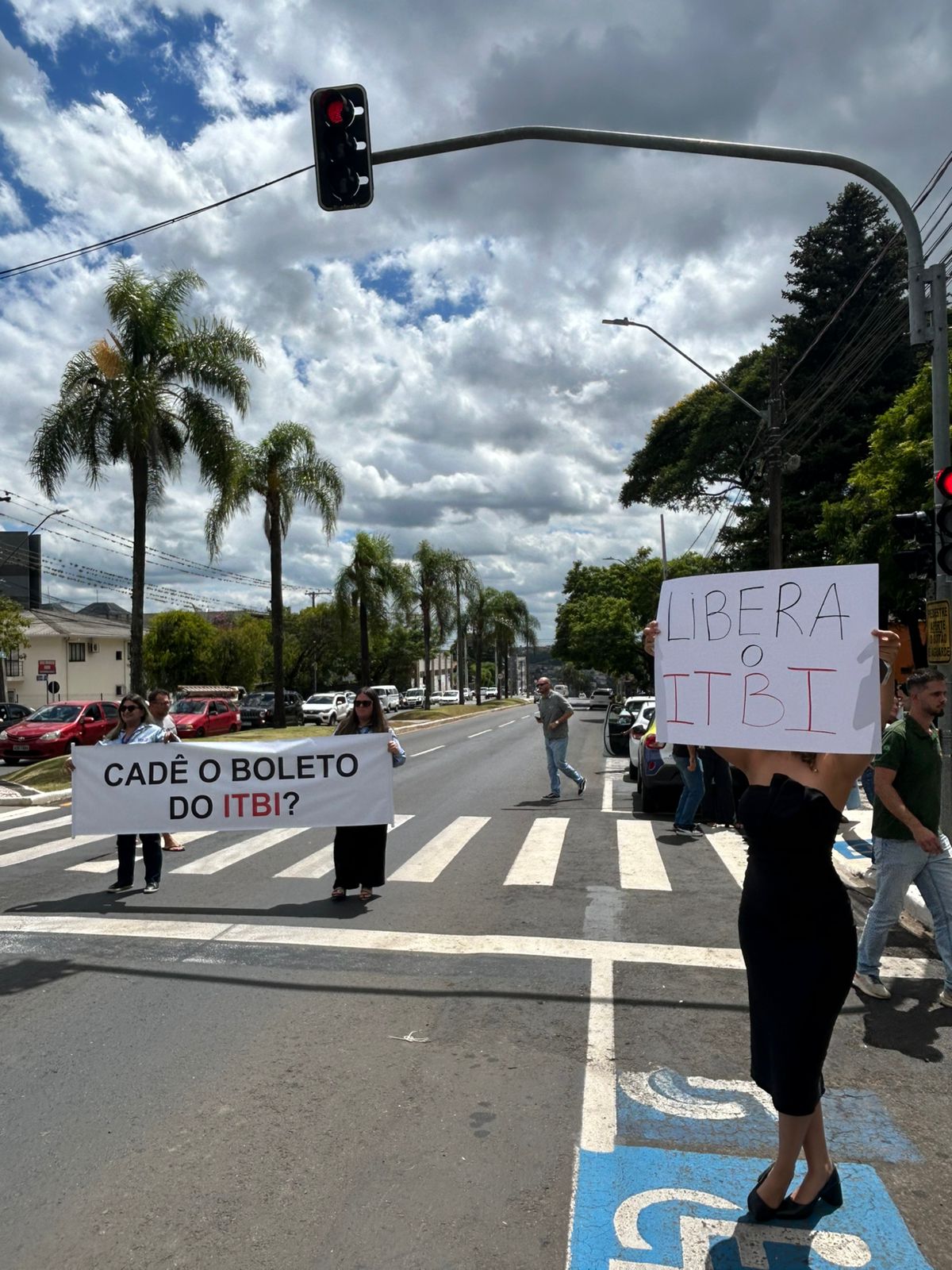 Imobiliárias e empresas de construção protestam em frente à Prefeitura