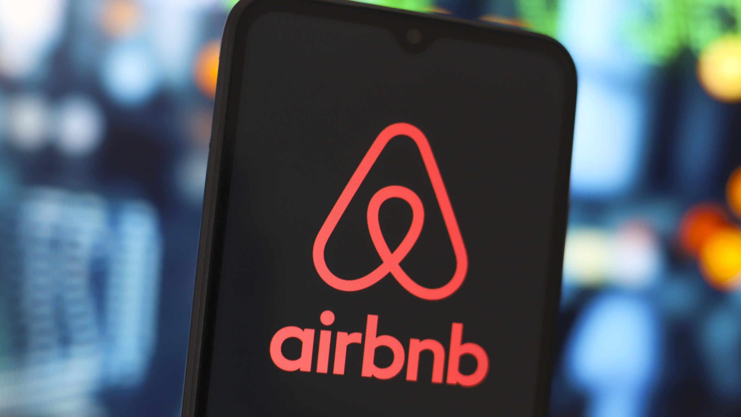 Airbnb terá que indenizar casal do PR que teve apartamento aberto por estranhos