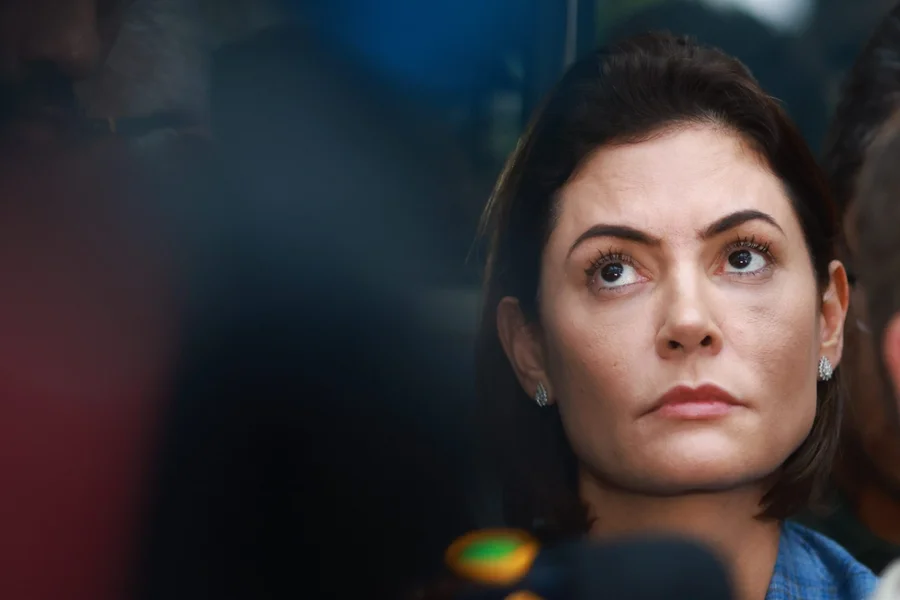 Michelle Bolsonaro apaga post, volta atrás e remove menção a golpe e enteados