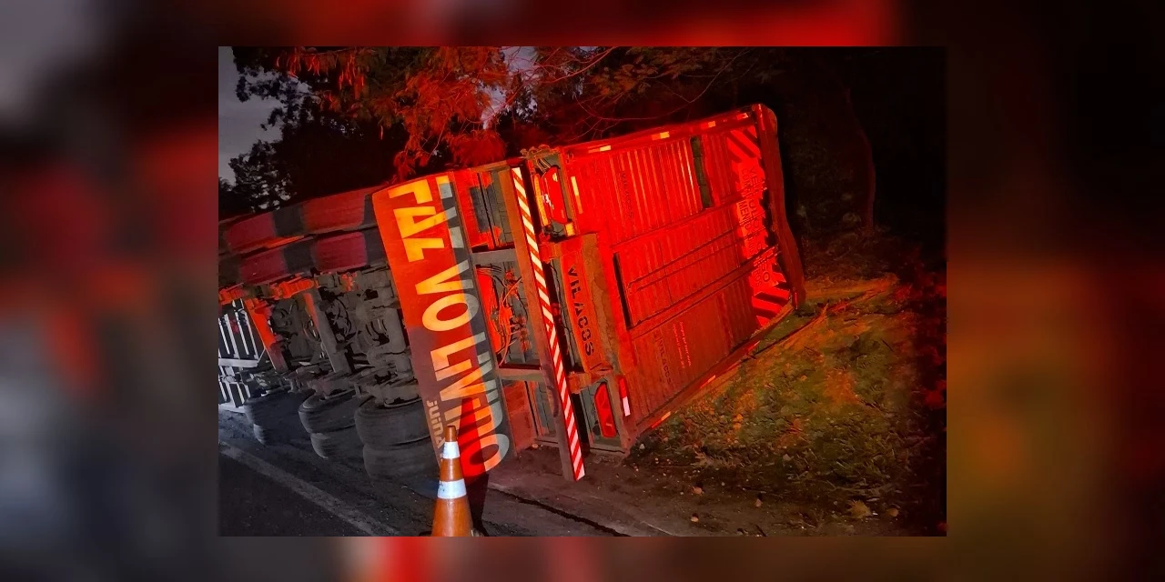Semirreboque tomba na PR-151 entre Jaguariaíva e Sengés