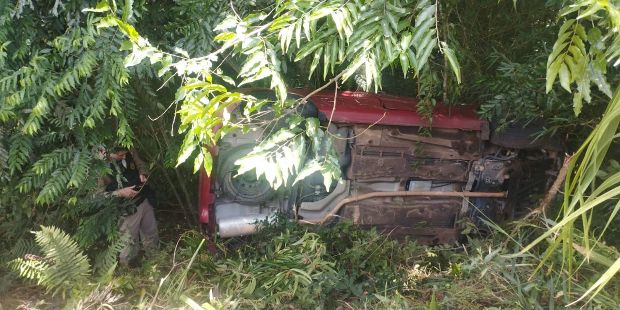Motorista fica ferida após perder controle e tombar veículo na PR-151