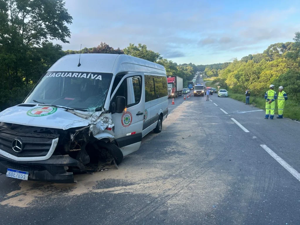 Colisão entre van da saúde de Jaguariaíva e caminhão deixa três feridos na BR- 277