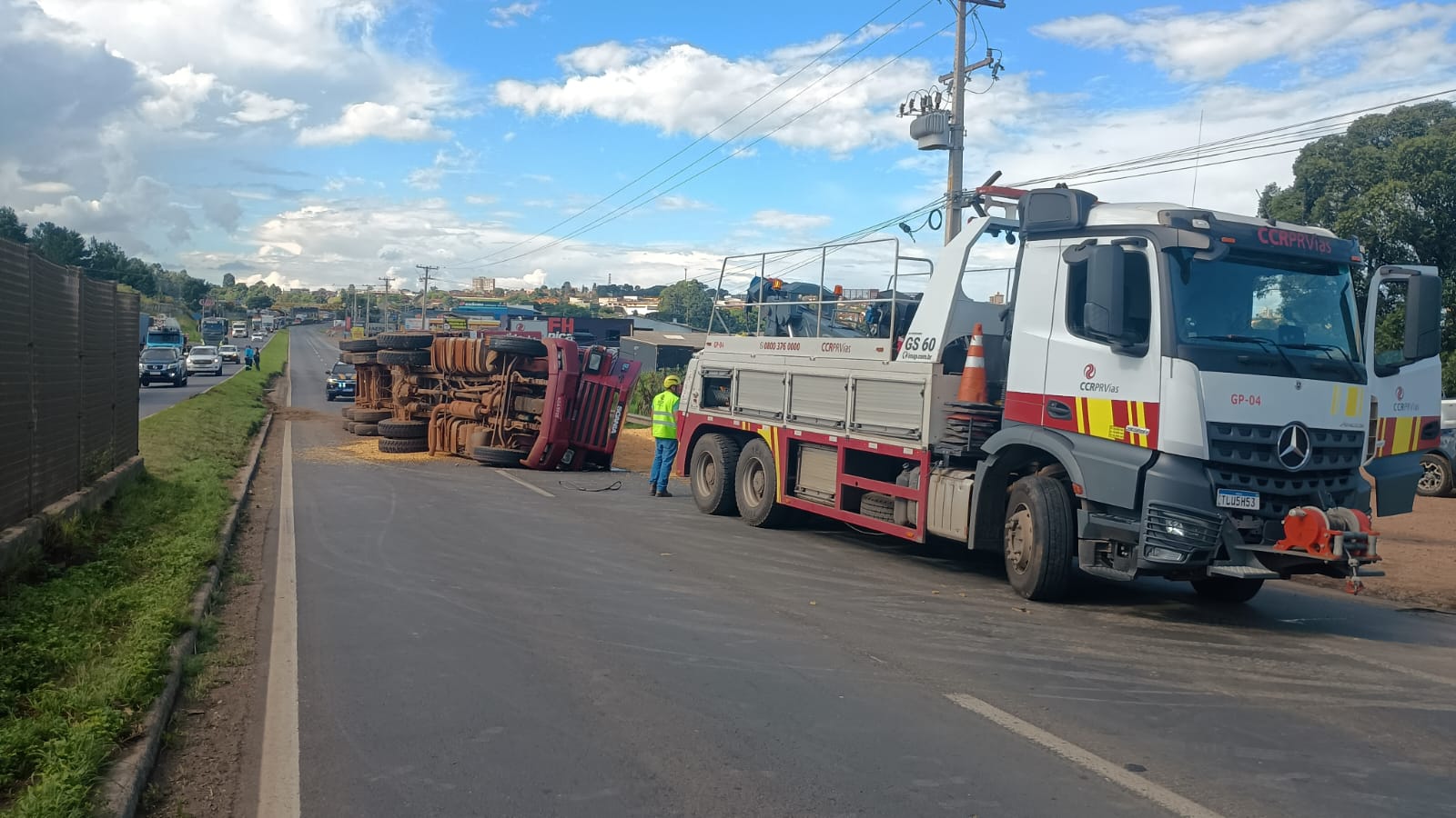 Caminhão tomba na BR-376 e causa mais de 10 km de congestionamento em Ponta Grossa