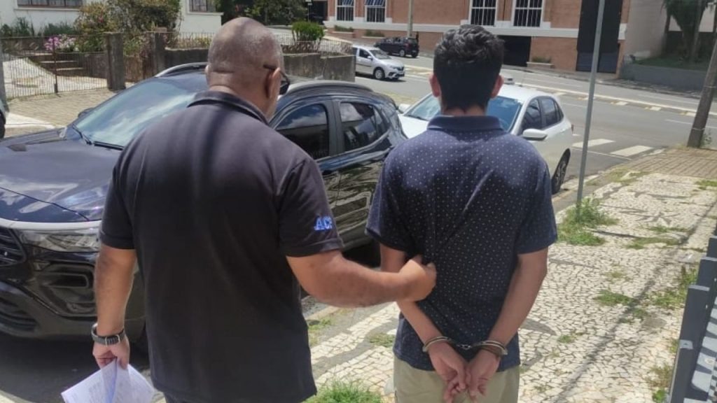 Homem de 20 anos invade casa de adolescente de 13 anos, a amarra e a estupra