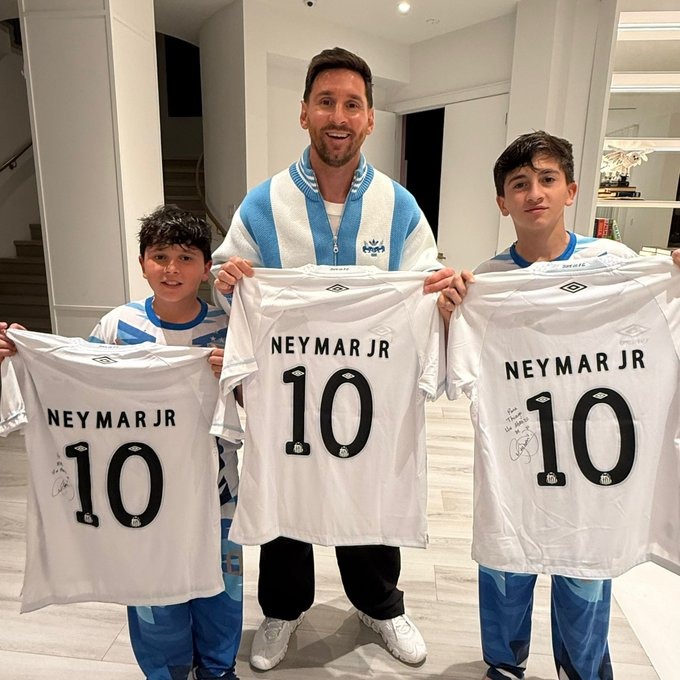 Neymar presenteia Messi com camisa do Santos