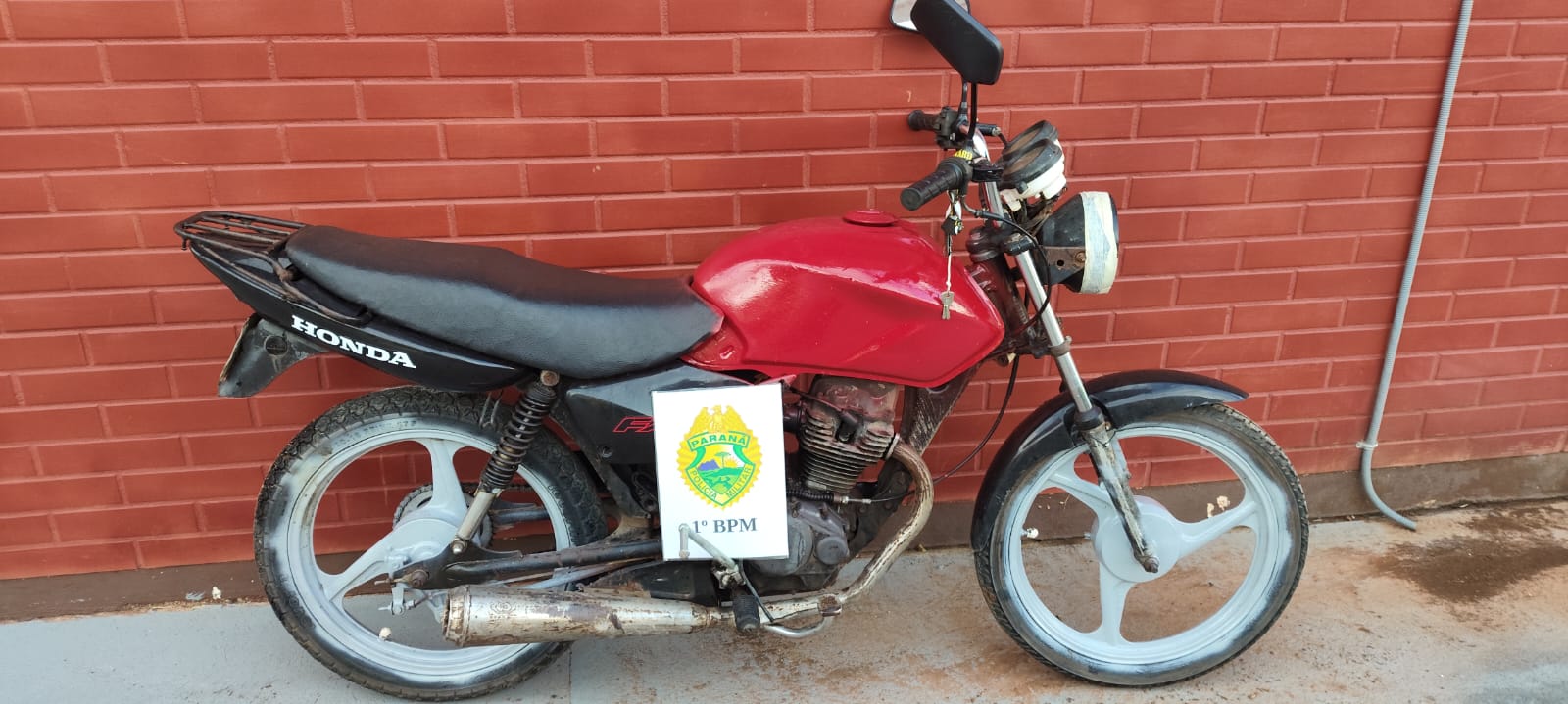 PM apreende motocicleta com alerta de furto e encaminha suspeito à delegacia