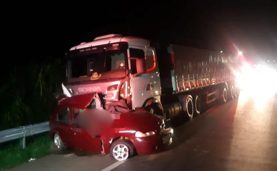 Mulher morre após grave acidente com três veículos na BR-376