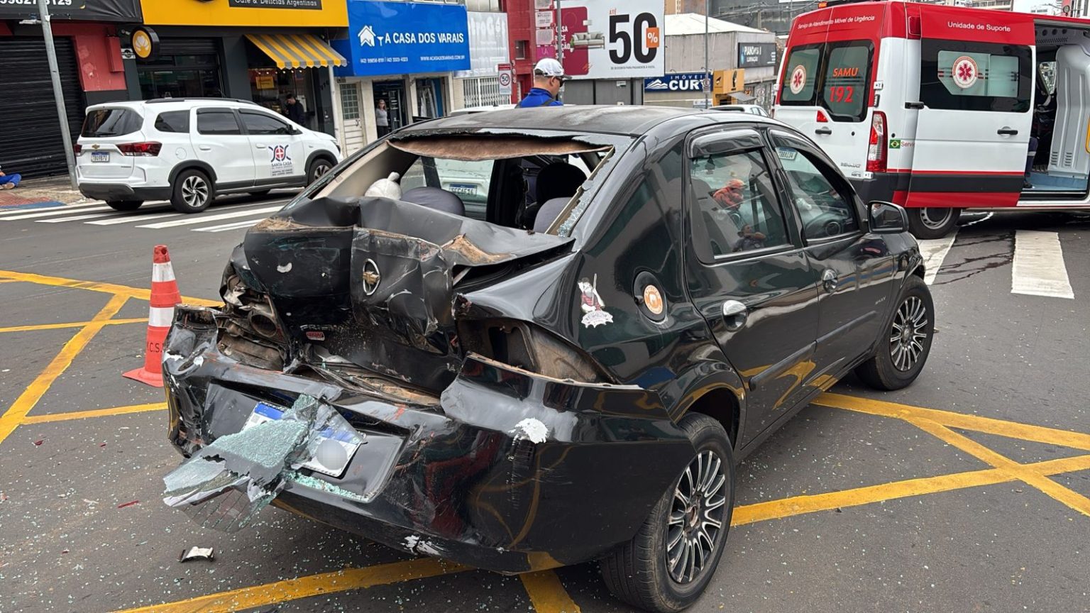 Acidente entre ônibus, carro e caminhão deixa mulher ferida no Centro de Ponta Grossa