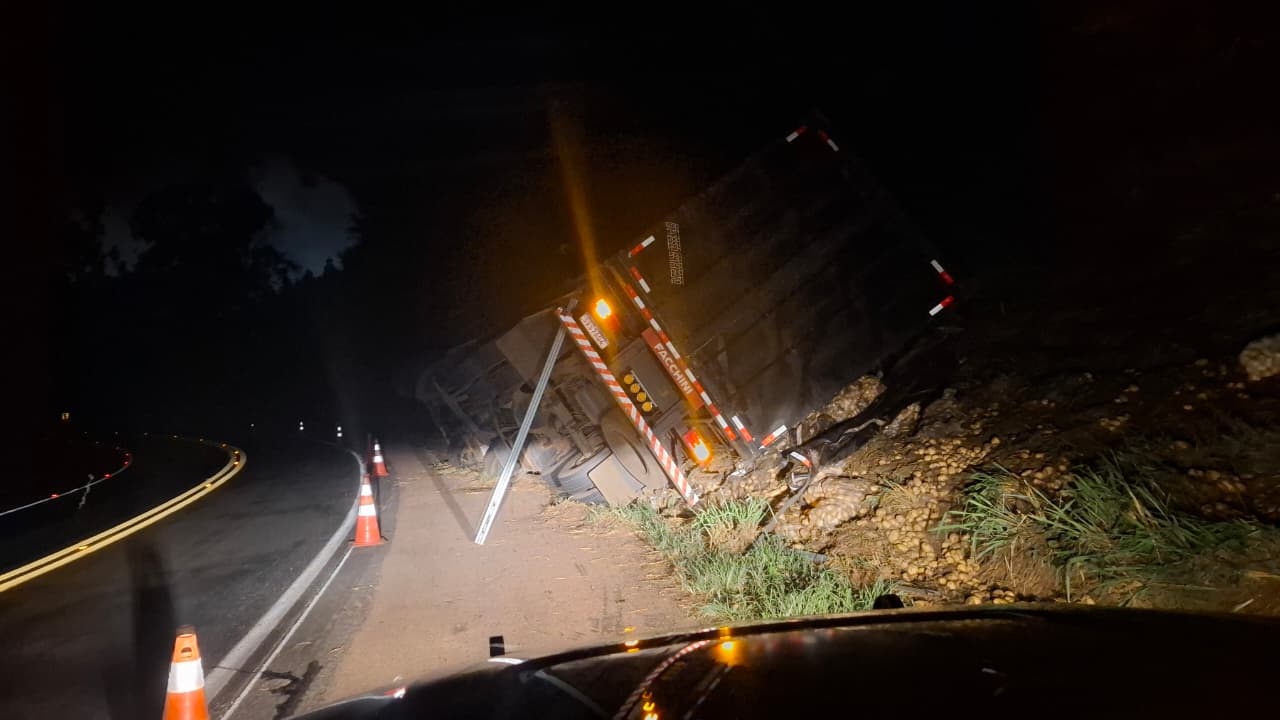 Caminhão tomba na PR-151 no trecho entre Jaguariaíva e Sengés