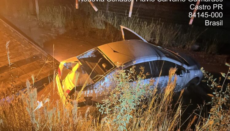 Saída da pista deixa duas pessoas feridas na PR-151