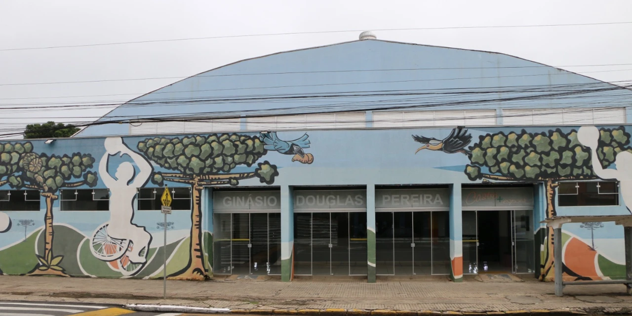 Reforma do Ginásio Douglas Pereira em Castro avança e interdita calçada neste fim de semana