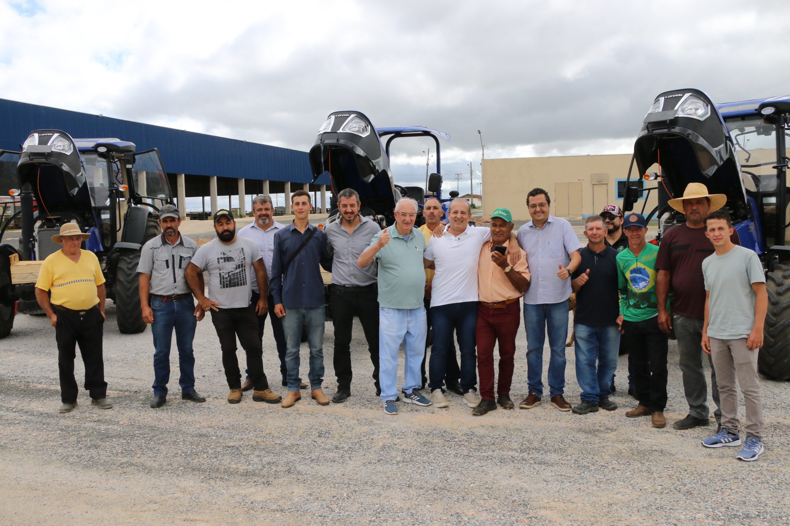 Associações rurais recebem novos equipamentos agrícolas em Castro