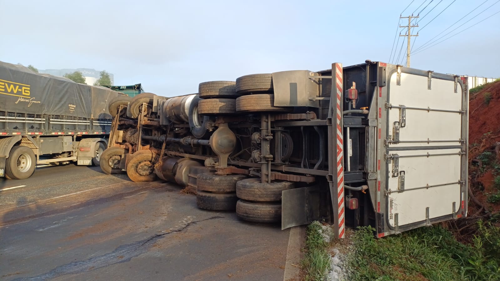 Caminhão tomba na BR-376 e deixa uma passageira ferida em Ponta Grossa