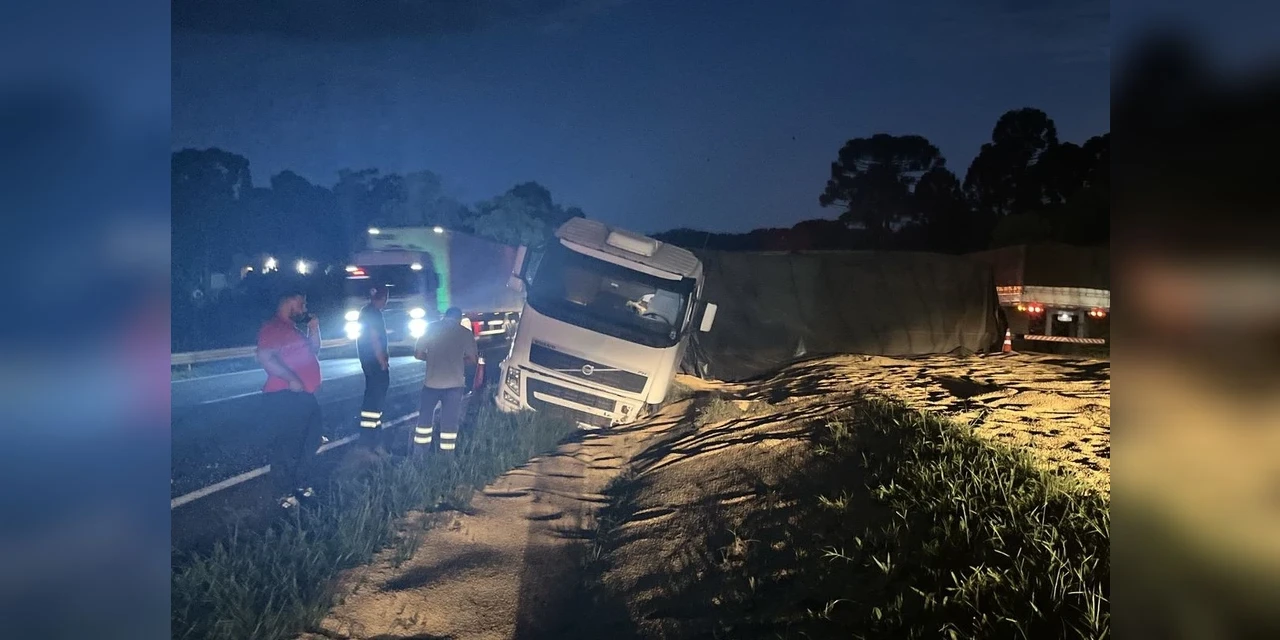 Semirreboque tomba após acidente com caminhão na PR-151