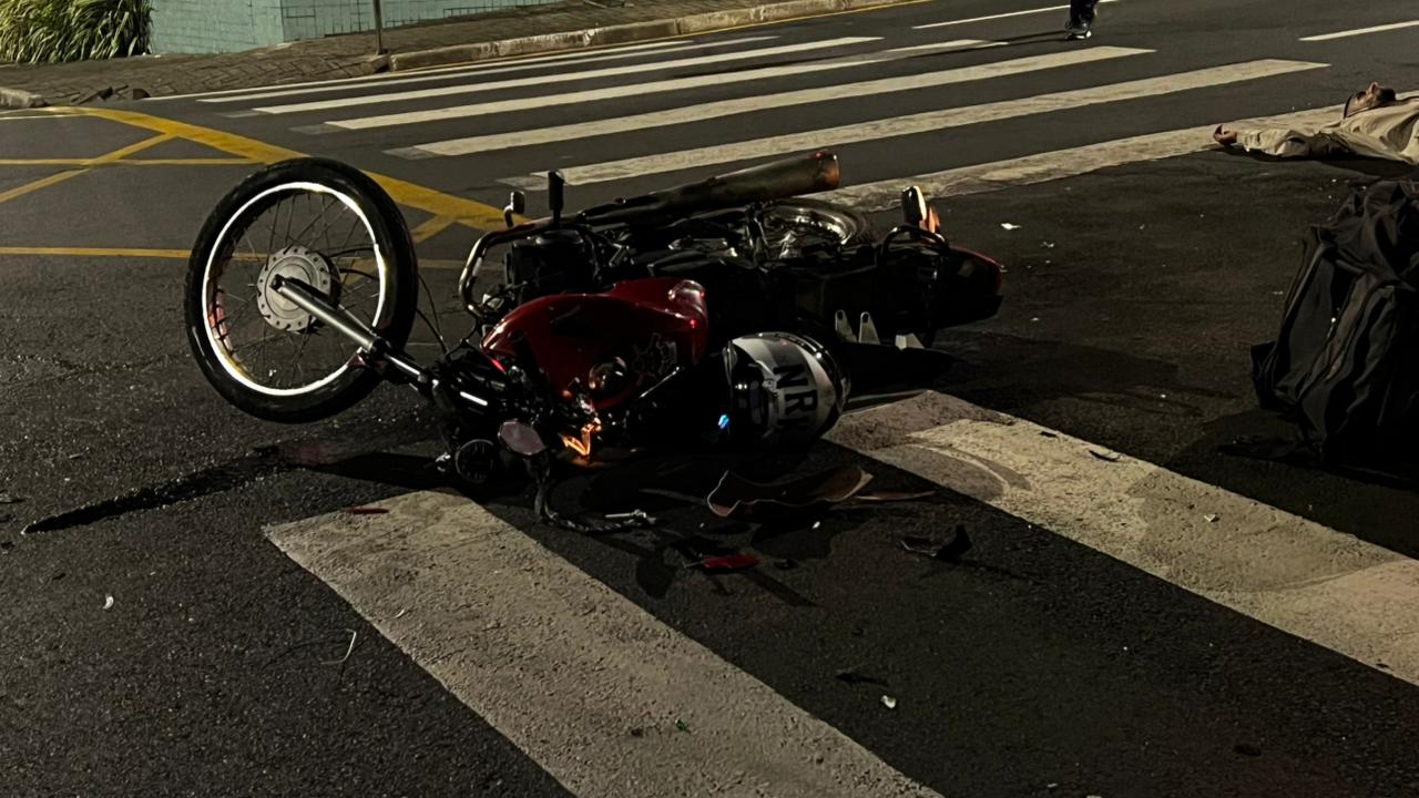 Colisão entre motos deixa três pessoas feridas no Centro de Ponta Grossa