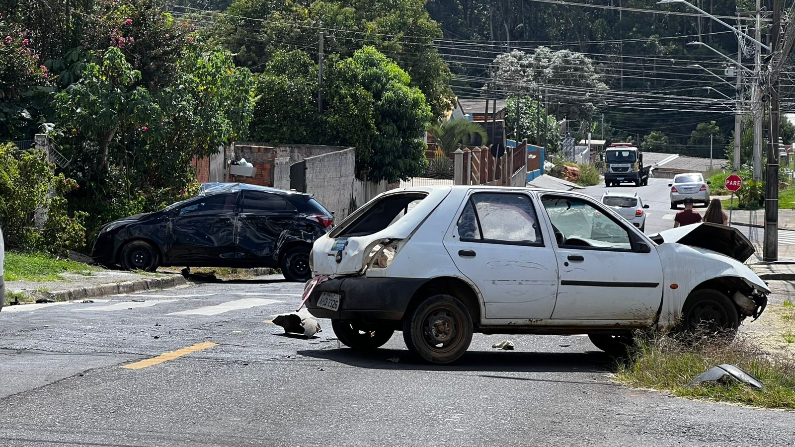 Casal foge após causar acidente e deixa carro para trás em Ponta Grossa