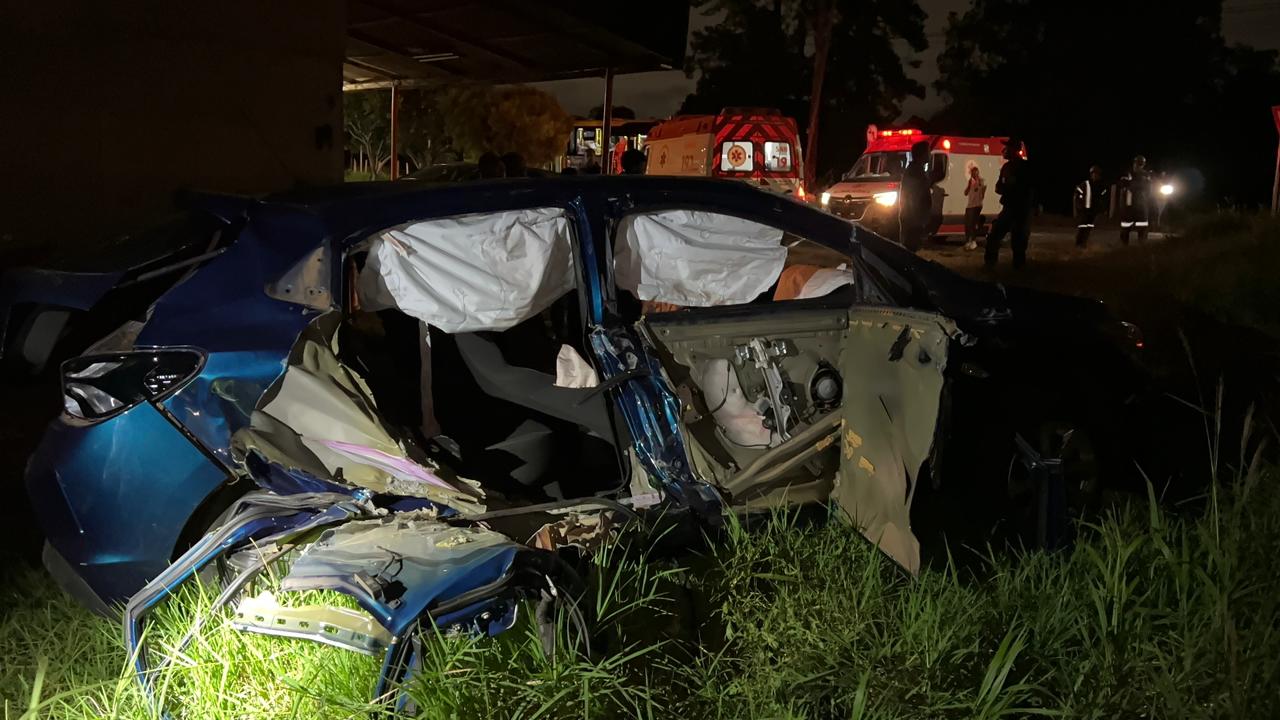 Carro é atingido por trem em cruzamento e passageira fica gravemente ferida