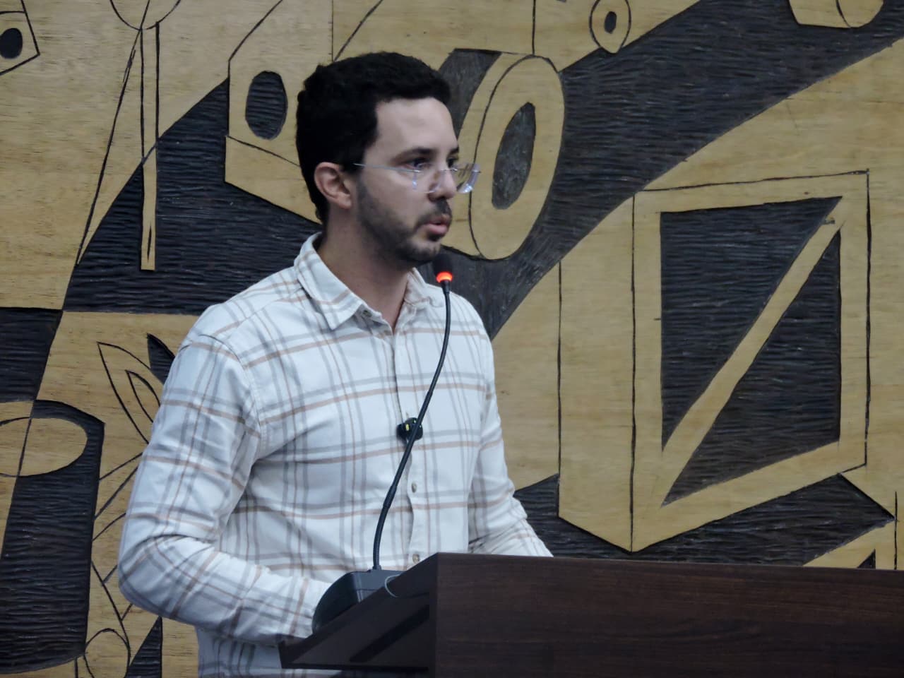 Câmara aprova PL que propõe bancos vermelhos em espaços públicos para conscientização sobre a violência contra a mulher