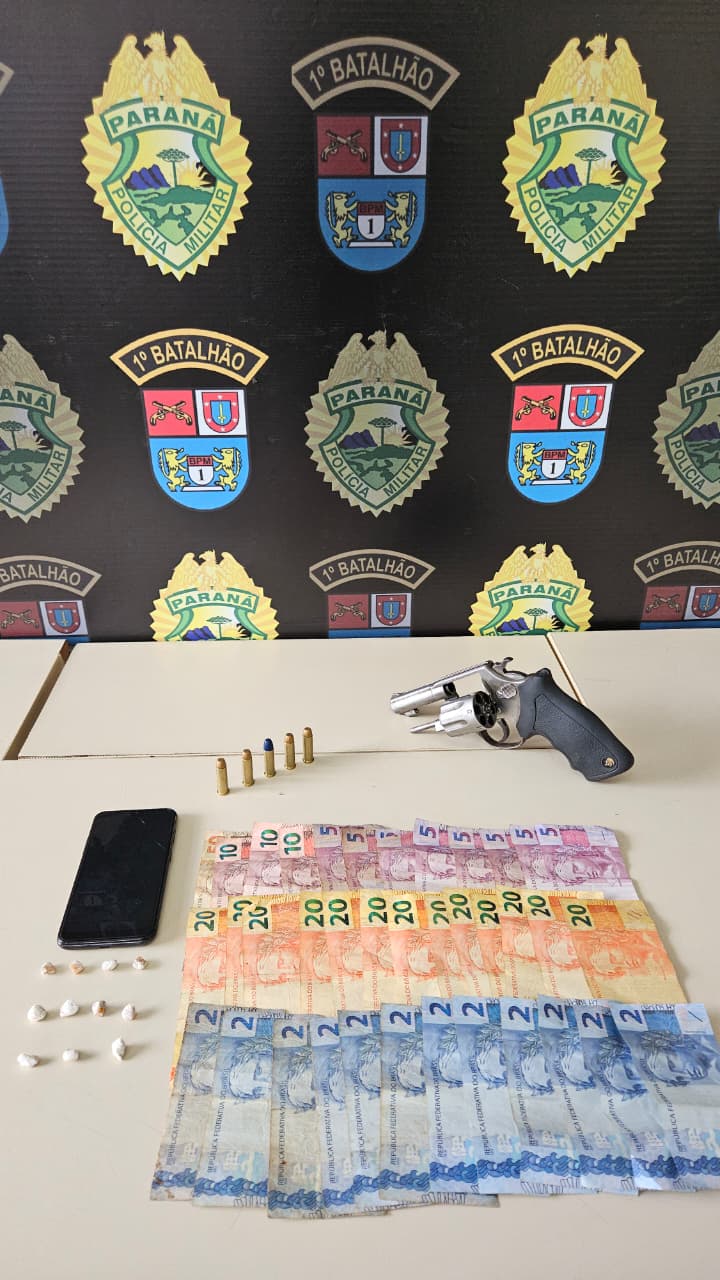 PM apreende arma, drogas e dinheiro em abordagem no bairro Cara-Cara