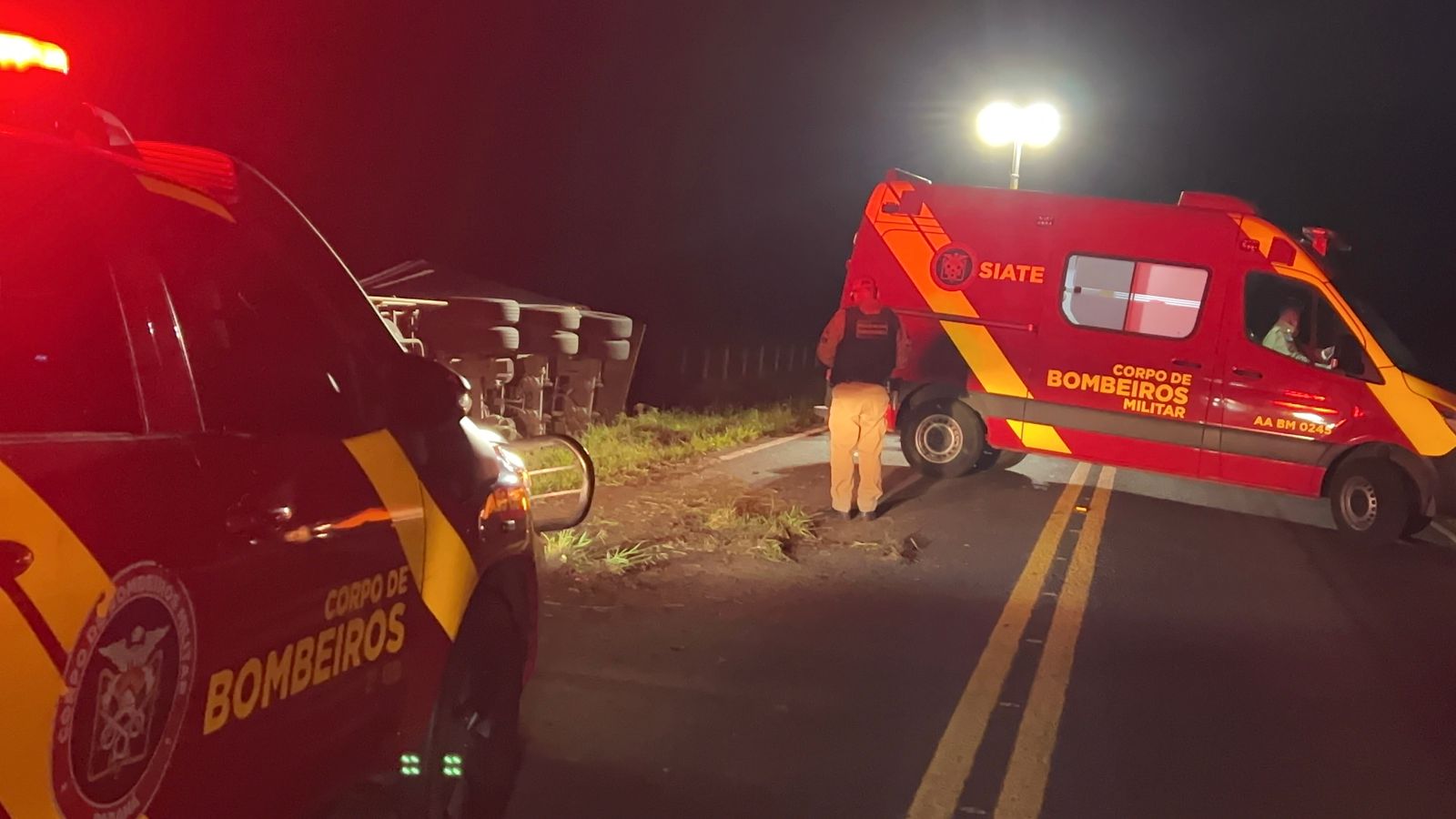 Vídeo | Caminhoneiro fica preso na cabine após tombamento na PR – 438 em Ponta Grossa